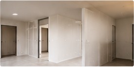 Ambiente com paredes e divisórias em drywall